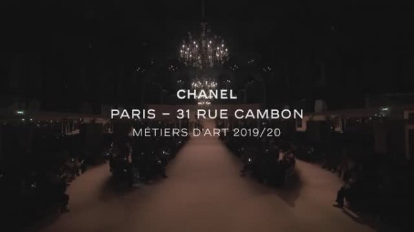 Показ женской коллекции Chanel Métiers d’art 2019-2020