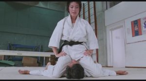 Сияйте сияйте счастливые звёзды: Чайник против инструктора по дзюдо (Саммо Хунг против Мишель Йео)