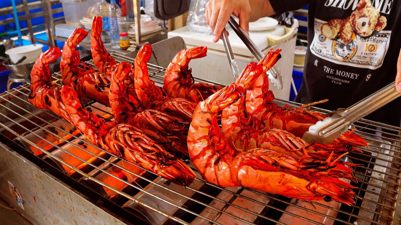 Жареные тигровые креветки размером с предплечье Азиатская кухня смотреть онлайн