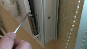 Регулировка нижней петли пластикового окна или балконной двери. Регулировка окон ПВХ своими руками.