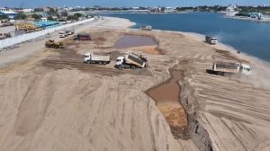 хорошая работа!!Колесный погрузчик SDLG Сбрасывает Песок в Воду и Выгружает его из самосвала, Засыпа