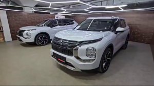 Сравниваем 🚘Mitsubishi Outlander IV в максимальной и предмаксимальной комплектации