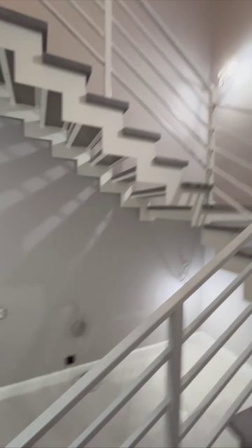 Скрытые опорные ноги из металла для лестницы