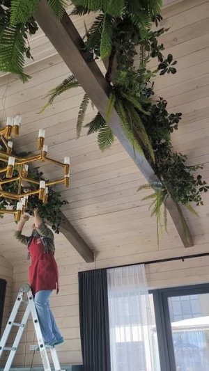 Оформление искусственными растениями кухни-беседки с барбекю.