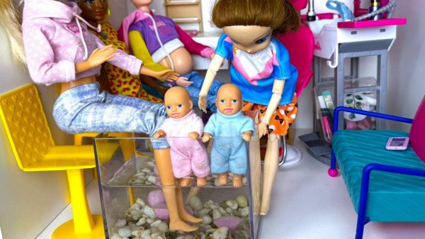 КОГДА МАМА ВЗЯЛА В САЛОН КРАСОТЫ😱😁😁 НАСТЯ И РОМА веселая семейка барби мультики Даринелка