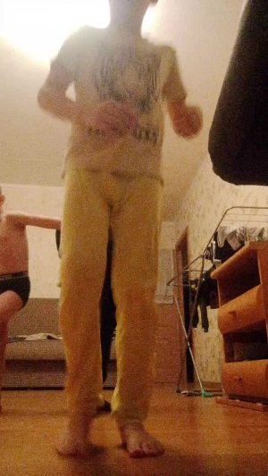 мы танцуем под песню Артура Пирожкова