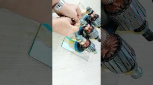 Энергия большого магнита генерирует электрический ток