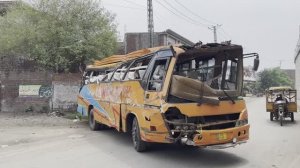 Удивительный процесс  восстановления разбитого автобуса в местной мастерской.