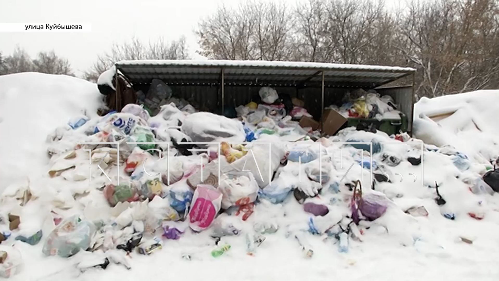 Несмотря на почищенные дороги региональные оператор не вывозит мусор со дворов смотреть онлайн