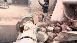 Полностью загруженный самосвал приводит к массовому затору в бункере | Дроблению гигантских камней #