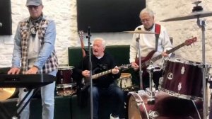 DE CE PLANG CHITARELE (В БЕЛОМ ПЛАТЬЕ..)