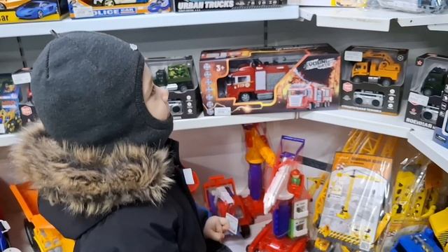 Съездили в садпочистили снег с пристройкиКак Артем внимательно выбирал себе подарок