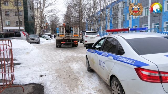 Знак 3.27 «Остановка и стоянка запрещена»