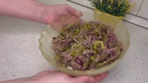 Салат, который все просят повторить! Необычная заправка делает его особенным