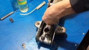 Как прокачать подкатной домкрат. Замена масла