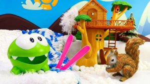 Спасение белочки в лесу! Ам Ням кормит её и строит тёплый домик 🐿️🏠