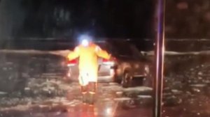 На Байкале спасли женщину и ребенка из провалившейся под лед машины.