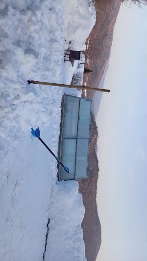 Снег с крыши сошел