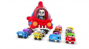 Пинки и Панда весело играют с игрушечными машинками — автобусом-транспортером