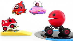 Пинки и Панда весело играют с мультяшным Пакманом и игрушечными транспортными средствами