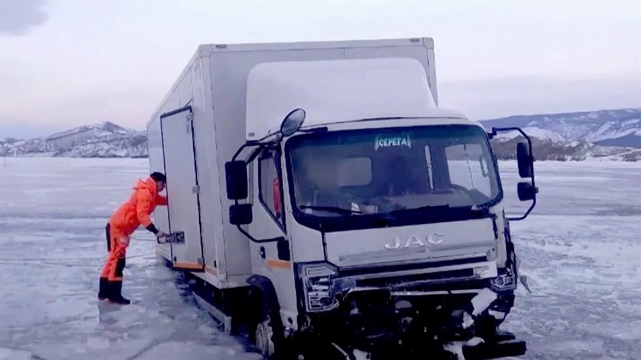 Уже третье подряд ЧП произошло на льду Байкала. смотреть онлайн