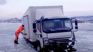 Уже третье подряд ЧП произошло на льду Байкала.