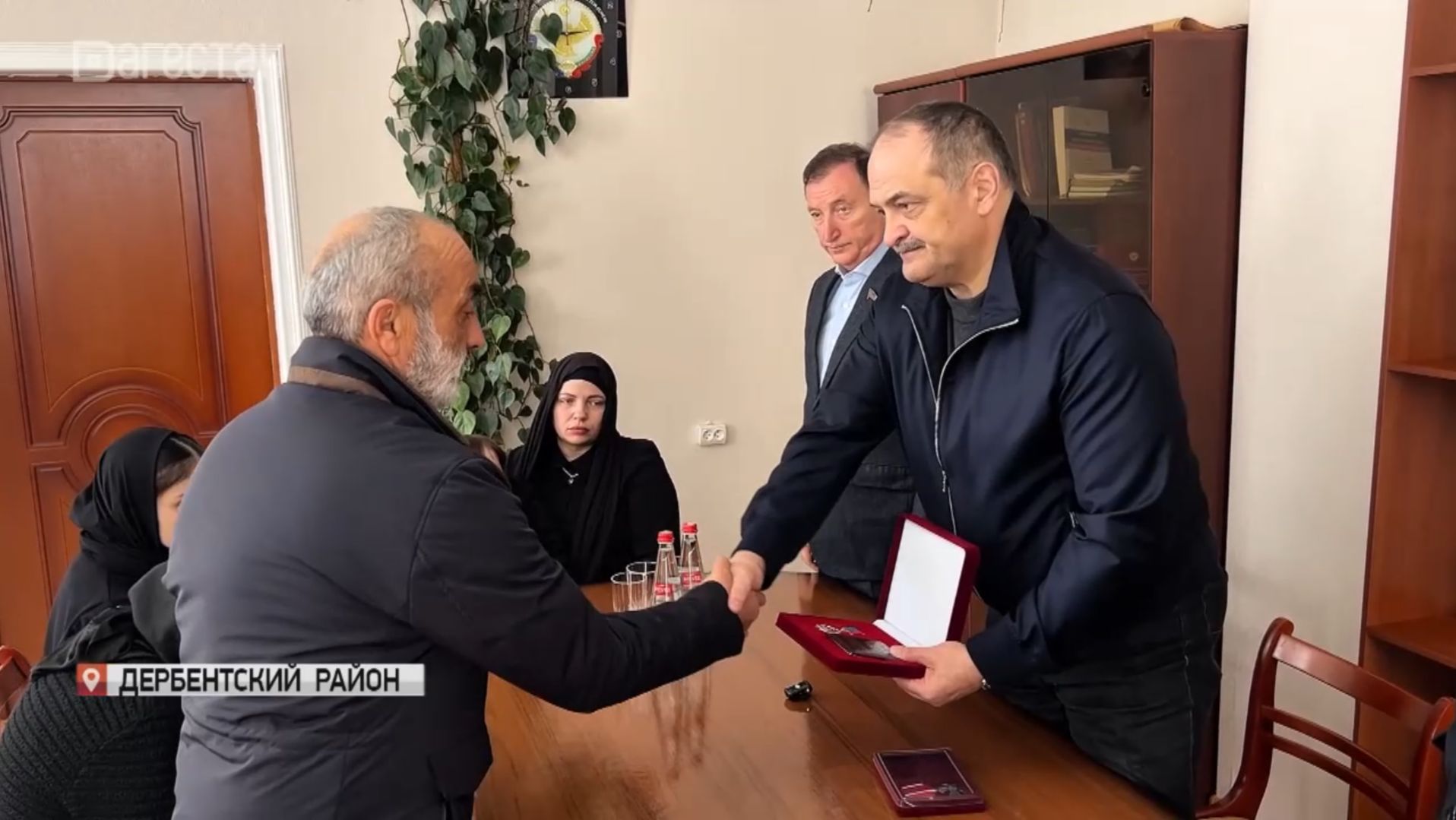 В Дербентском районе глава Дагестана почтил память Героев России смотреть онлайн