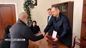 В Дербентском районе глава Дагестана почтил память Героев России