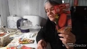 Замочила семена, напекла булочки.