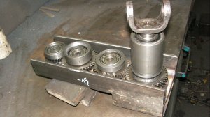 Начало сборки корпуса редуктора.