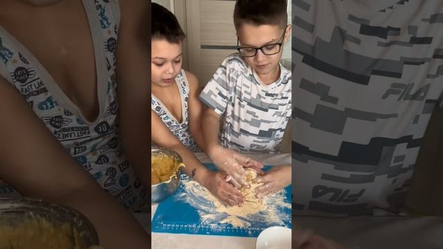 Рогалики и коржики, сладости руками детей