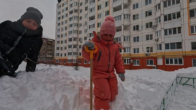 Ангелина в снегу. Дайте мне лопату!