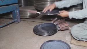 Массовое производство десятка моделей сковородок на пакистанском заводе.