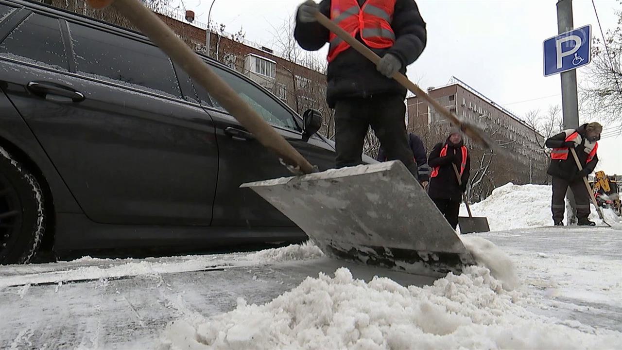 На российские регионы обрушились обильные снегопады. смотреть онлайн