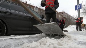 На российские регионы обрушились обильные снегопады.