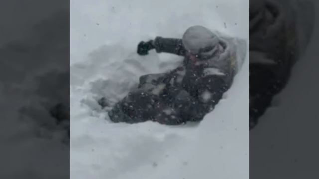 Бабуля из Тулы в мощный снегопад расчистила себе лавочку у подъезда и спокойно сидела смотреть онлайн