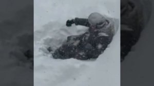 Бабуля из Тулы в мощный снегопад расчистила себе лавочку у подъезда и спокойно сидела