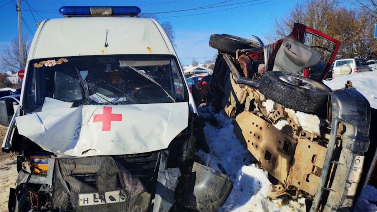 Водитель легковушки погиб в результате столкновения со скорой в Твери смотреть онлайн