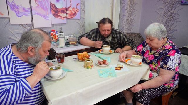 Хвалим маму за роскошный обед Как же вкусно она приготовила свинину в горшочках ВКУСНО КУШАЕМ смотреть онлайн