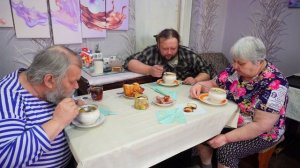 Хвалим маму за роскошный обед Как же вкусно она приготовила свинину в горшочках ВКУСНО КУШАЕМ