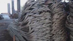 Мощный пакистанский завод производит километры арматуры из переплавленного металлического лома.