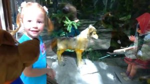 Настя и игрушечный друг Зума в парке Липриконов