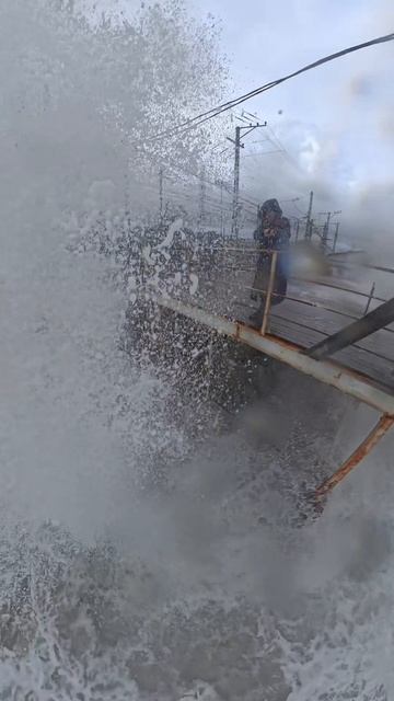 Шторм 6 баллов в Лазаревском смотреть онлайн