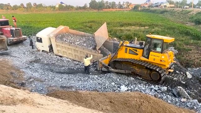 OMG 😱 Unexpected!! One Mistake Away 😬 Dump Truck at the Edge of Collapse Skills Recovery смотреть онлайн