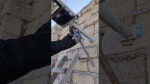 Отремонтировали фонарь и повесили на место