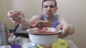 Обжор мукбанг домашний борщ из свежей капусты с куриными бедрами и со сметаной