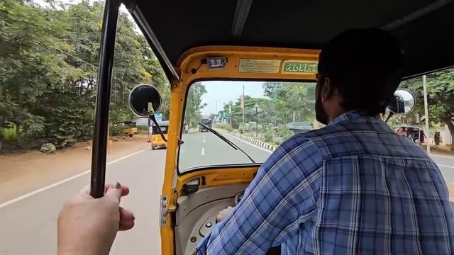 Бесплатная еда, лекарства, транспорт! Едем на ЖД станцию. Полицейский посадил нас в машину! Индия. смотреть онлайн