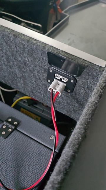 Дешевый вариант зарядки скрытых аккумуляторов в лодке. смотреть онлайн