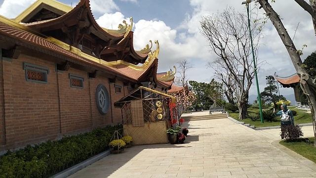 Территория Золотой пагоды в Нячанге смотреть онлайн