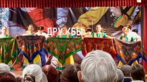 Праздник родного языка. Ребята исполняют танец.